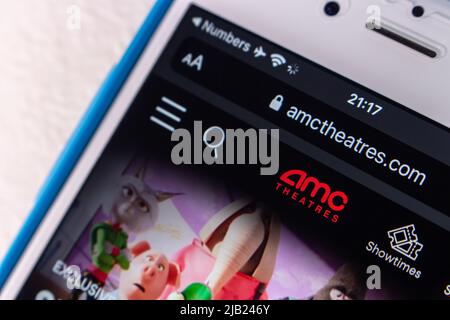 Kumamoto, JAPON - Jan 14 2022 : le logo d'AMC Theatres, une chaîne américaine de cinéma basée à Leawood, Kansas, sur son site web sur un iPhone Banque D'Images