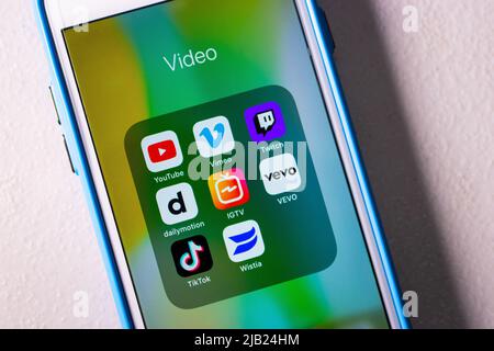 YouTube et concurrents ou alternatives (Vimeo, Twitch, Dailymotion, IGTV, Vevo, TikTok et Wistia) sur un iPhone. Concept de streaming vidéo Banque D'Images