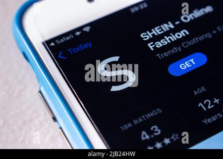 Kumamoto, JAPON - Mar 14 2022 : l'icône de l'application Closeup de Shein, un détaillant chinois de mode rapide en ligne, dans un App Store sur un iPhone Banque D'Images