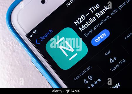 Kumamoto, JAPON - Mar 14 2022 : l'app de N26, une neobanque allemande basée à Berlin, dans un App Store sur un écran d'iPhone. Banque D'Images