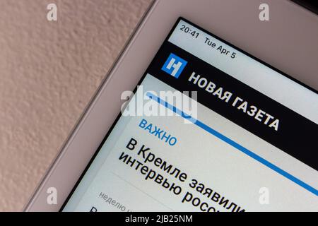 Le logo de Novaya Gazeta sur son site Internet (novayagazeta.ru) sur une tablette. Novaya Gazeta est un journal russe indépendant publié à Moscou, en Russie. Banque D'Images