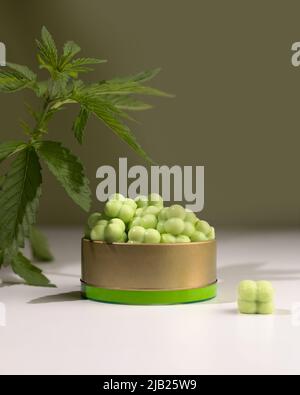 Bonbons faits maison en gelée de chanvre avec extrait de CBD. CBD Edibles, collations infusées à base de CBD, dessert de chanvre avec du cannabis. Banque D'Images