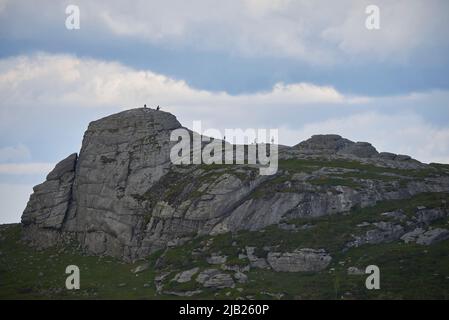 Dartmoor, Devon. ROYAUME-UNI. 01st juin 2022. Une famille de vacanciers grimpent sur Haytor Rocks dans le parc national de Dartmoor crédit: Will Tudor/Alamy Live News Banque D'Images