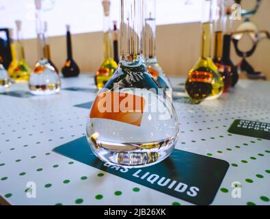 Kazan, Russie. 19 mai 2022. Échantillon de gaz liquéfié dans un flacon en verre. GNL gaz naturel . Exposition avec des échantillons de produits Tatneft Banque D'Images