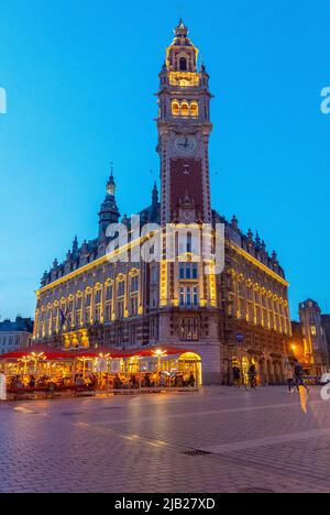 Lilles France, Chambre de commerce - Lille, France - monuments historiques Français, scène de rue, lumière, café terrasse Banque D'Images