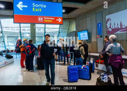 Paris, France, touristes à l'intérieur de l'aéroport Roissy-Charles de Gaulle, retrait des bagages, hall de l'aéroport france, foule de touristes Banque D'Images
