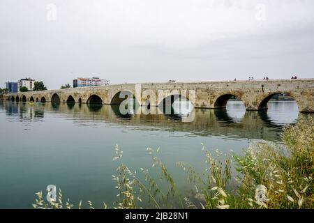14 mai 2022 Adana Turquie. Pont rocheux sur la rivière Seyhan à Adana Turquie par une journée nuageux Banque D'Images