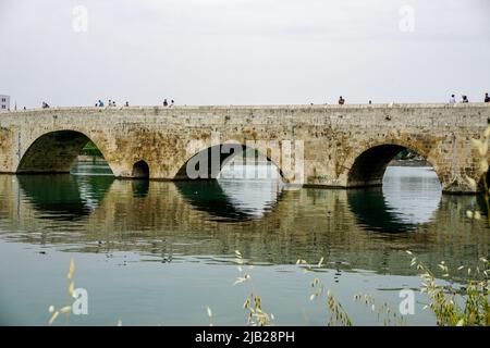 14 mai 2022 Adana Turquie. Pont rocheux sur la rivière Seyhan à Adana Turquie par une journée nuageux Banque D'Images