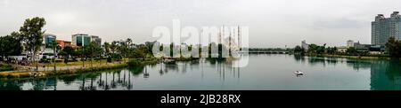 14 mai 2022 Adana Turquie. La mosquée Sabanci et la rivière Seyhan par une journée nuageux Banque D'Images