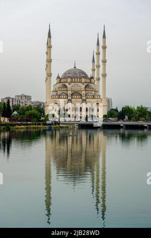 14 mai 2022 Adana Turquie. La mosquée Sabanci et la rivière Seyhan par une journée nuageux Banque D'Images