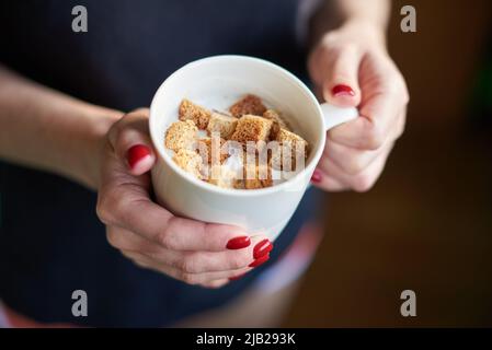 Yaourt biologique avec craquelins dans une tasse. Dessert maison appétissant Banque D'Images