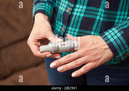Orthèse sur le doigt d'une main femelle Banque D'Images