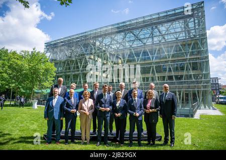 02 juin 2022, Berlin: Reiner Haseloff (CDU), Ministre Président de la Saxe-Anhalt (front row, l-r), Peter Tschentscher (SPD), Premier Maire de Hambourg, Malu Dreyer (SPD), Ministre Président de la Rhénanie-Palatinat, Hendrik Wüst (CDU), Ministre Président de la Rhénanie-du Nord-Westphalie, Franziska Dreyer (SPD), Président de Berlin, Michael Kschmer (CDU), Président du Land de Rhénanie-Palatinat, Anke Rehlinger (SPD), Premier ministre de la Sarre, Dietmar Woidke (SPD), Premier ministre de Brandebourg, et (back l-r), Andreas Bovenschulte (SPD), Maire de Brême, Manuela Schwesig (SPD), Ministre Président de plaque de lac mecklembourgeoise Banque D'Images