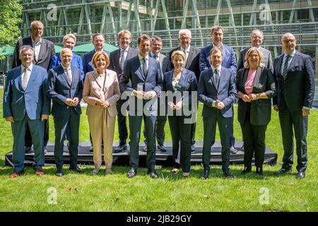 02 juin 2022, Berlin: Reiner Haseloff (CDU), Ministre Président de la Saxe-Anhalt (front row, l-r), Peter Tschentscher (SPD), Premier Maire de Hambourg, Malu Dreyer (SPD), Ministre Président de la Rhénanie-Palatinat, Hendrik Wüst (CDU), Ministre Président de la Rhénanie-du Nord-Westphalie, Franziska Dreyer (SPD), Président de Berlin, Michael Kschmer (CDU), Président du Land de Rhénanie-Palatinat, Anke Rehlinger (SPD), Premier ministre de la Sarre, Dietmar Woidke (SPD), Premier ministre de Brandebourg, et (back l-r), Andreas Bovenschulte (SPD), Maire de Brême, Manuela Schwesig (SPD), Ministre Président de plaque de lac mecklembourgeoise Banque D'Images