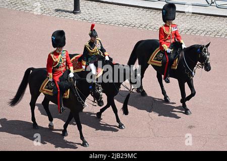 (De gauche à droite) le duc de Cambridge, dans son rôle de colonel des gardes irlandais et la princesse royale dans son rôle de colonel des Blues et Royals, remontez les chevaux le long du Mall vers Buckingham Palace pendant la cérémonie de Trooping The Color à Horse Guards Parade, Centre de Londres, alors que la Reine célèbre son anniversaire officiel, le premier jour des célébrations du Jubilé de platine. Date de la photo: Jeudi 2 juin 2022. Banque D'Images