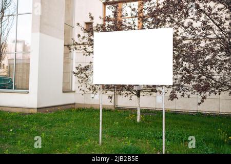 Porte-affiche en maquette. Tableau blanc vierge d'information dans un parc de la ville près du bâtiment Banque D'Images