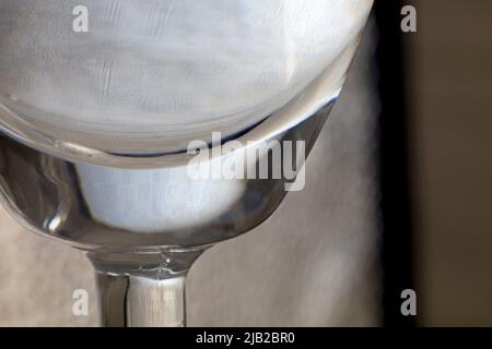 Gobelet en verre transparent en gros plan. Détail verrerie Banque D'Images