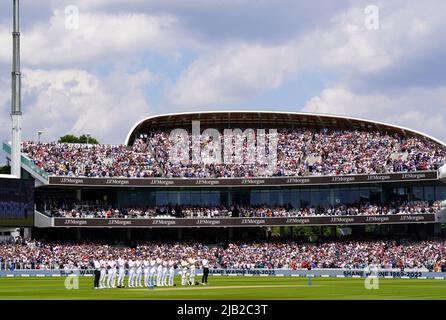 Les joueurs et les fans applaudissent feu Shane Warne au début de l'année 23rd au cours du premier jour de la première série de tests d'assurance LV= au terrain de cricket de Lord, Londres. Date de la photo: Jeudi 2 juin 2022. Banque D'Images