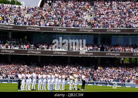 Les joueurs et les fans applaudissent feu Shane Warne au début de l'année 23rd au cours du premier jour de la première série de tests d'assurance LV= au terrain de cricket de Lord, Londres. Date de la photo: Jeudi 2 juin 2022. Banque D'Images