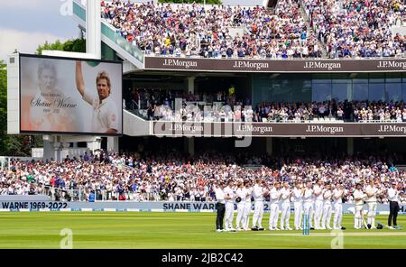 Les joueurs et les fans applaudissent feu Shane Warne au début de l'année 23rd au cours du premier jour de la première série de tests d'assurance LV= au terrain de cricket de Lord, Londres. Date de la photo: Jeudi 2 juin 2022. Banque D'Images