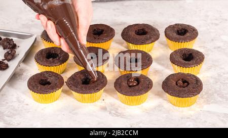 Étape par étape. Garniture de petits gâteaux au chocolat avec ganache au chocolat. Banque D'Images