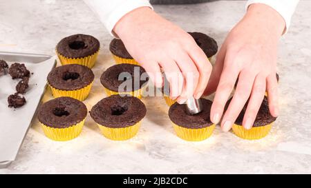 Étape par étape. Garniture de petits gâteaux au chocolat avec ganache au chocolat. Banque D'Images