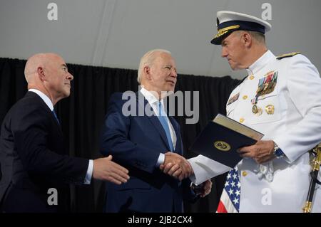 Garde côtière des États-Unis ADM. Karl L. Schultz tremble avec le président américain Joe Biden et le secrétaire américain à la sécurité intérieure Alejandro Mayorkas, partis, lors d'une cérémonie de passation de commandement au siège de la Garde côtière à Washington, DC mercredi, 1 juin 2022. L'amiral de la Garde côtière Linda Fagan prend le commandement de Schultz. Crédit : Bonnie Cash/Pool via CNP/MediaPunch Banque D'Images