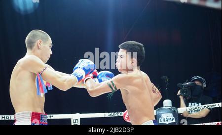 Bangkok Thaïlande 11 novembre 2018. Des joueurs thaïlandais et étrangers non identifiés de kick-boxing en compétition combattent Muay Thai Super champ à Muay Thai Street Ba Banque D'Images