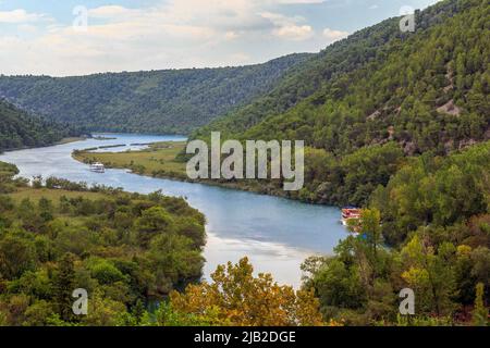 CROATIE - 9 SEPTEMBRE 2016 : c'est la réserve naturelle nationale de Krka avec des bateaux de plaisance sur la rivière Krka. Banque D'Images