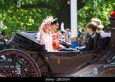 LONDRES - 2 JUIN : Sophie, comtesse de Wessex, Prince Edward, James, vicomte Severn et Lady Louise Windsor, dans une calèche sur le Mall à la cérémonie de la Trooping The Color à 2 juin 2022, dans le centre de Londres. Photo de David Levenson crédit: David Levenson/Alay Live News Banque D'Images