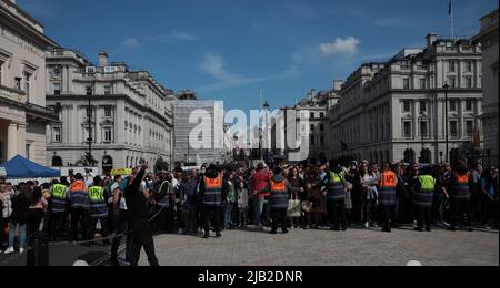 Londres, Royaume-Uni. 02nd juin 2022. La sécurité retient les foules dans le centre de Londres au début du Jubilé de platine célébrant soixante-dix ans de sa Majesté la reine Élisabeth 11 sur le trône jeudi, 02 juin 2022.des célébrations ont lieu dans tout le pays en célébration de la reine. Photo de Hugo Philpott/UPI crédit: UPI/Alay Live News Banque D'Images