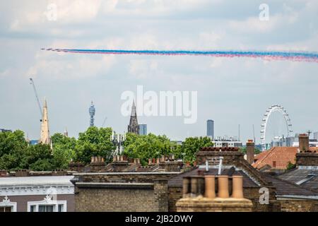 Londres, Royaume-Uni 2nd juin 2022. Les flèches rouges de la RAF survolent le centre de Londres, vu au-dessus des toits et des chimneypots du sud de Londres. Les flèches rouges ont été la finale d'une mouche passée commémorant le Jubilé de platine de sa Majesté la reine Elizabeth II Crédit : Tom Leighton/Alamy Live News Banque D'Images