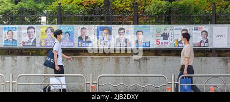 Séoul, Corée du Sud. 29th mai 2022. Les gens se promèdent devant les affiches de la campagne électorale locale dans les rues de Séoul. Les élections locales sont de 17 maires et gouverneurs de provinces, 226 chefs de conseil de niveau inférieur, ainsi que 872 sièges dans les conseils provinciaux et métropolitains et 2 988 dans les conseils locaux de niveau inférieur. Crédit : SOPA Images Limited/Alamy Live News Banque D'Images