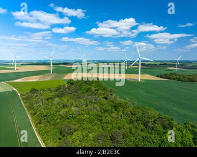 Vue aérienne de dessus terre ou paysage de champ vert dans inclure la ferme agricole et l'environnement vert. Banque D'Images