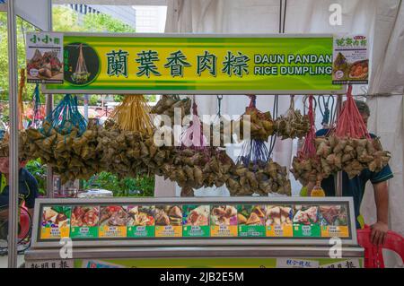 Daun pandan ou en-cas de riz collant (gluant) en vente dans un étaler à Waterloo Street, Singapour Banque D'Images