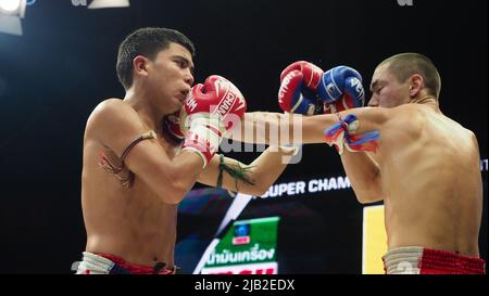 Bangkok Thaïlande 11 novembre 2018. Des joueurs thaïlandais et étrangers non identifiés de kick-boxing en compétition combattent Muay Thai Super champ à Muay Thai Street Ba Banque D'Images