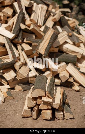 Bois de chauffage haché avec une hache pour le four. Clairières hachées Banque D'Images