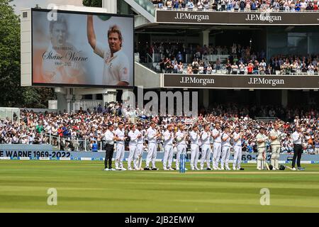 Les joueurs d'Angleterre et de Nouvelle-Zélande applaudissent feu Shane Warne après la fin du match d'essai de 23rd Banque D'Images