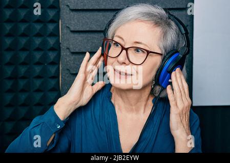 Test auditif chez une femme âgée. Femme mature aux cheveux gris pendant un examen auditif et une audiométrie à la clinique d'audition Banque D'Images