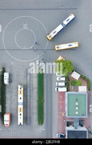 Dresde, Allemagne. 02nd juin 2022. Deux bus électriques de la Dresdner Verkehrsbetriebe (DVB) se tiennent lors d'un événement de presse au dépôt de bus Gruna (photo aérienne avec un drone). D'ici août 2023, un total de 20 bus électriques seront en service dans le réseau de la DVB. Credit: Sebastian Kahnert/dpa/Alay Live News Banque D'Images