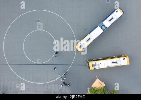 Dresde, Allemagne. 02nd juin 2022. Deux bus électriques de la Dresdner Verkehrsbetriebe (DVB) se tiennent lors d'un événement de presse au dépôt de bus Gruna (photo aérienne avec un drone). D'ici août 2023, un total de 20 bus électriques seront en service dans le réseau de la DVB. Credit: Sebastian Kahnert/dpa/Alay Live News Banque D'Images