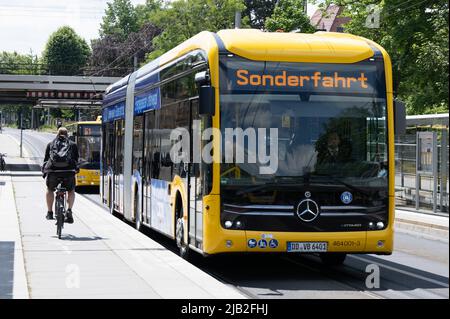 Dresde, Allemagne. 02nd juin 2022. Un bus électrique de la Dresdner Verkehrsbetriebe (DVB) conduit le long de l'arrêt Strehlen pendant un événement de presse dans le système de transport de la ville. D'ici août 2023, un total de 20 bus électriques seront en service sur le réseau de la DVB. Credit: Sebastian Kahnert/dpa/Alay Live News Banque D'Images