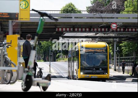 Dresde, Allemagne. 02nd juin 2022. Un bus électrique de la Dresdner Verkehrsbetriebe (DVB) conduit le long de l'arrêt Strehlen pendant un événement de presse dans le système de transport de la ville. D'ici août 2023, un total de 20 bus électriques seront en service sur le réseau de la DVB. Credit: Sebastian Kahnert/dpa/Alay Live News Banque D'Images