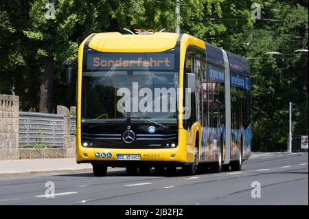 Dresde, Allemagne. 02nd juin 2022. Un bus électrique de la Dresdner Verkehrsbetriebe (DVB) conduit pendant un événement de presse dans la circulation urbaine. D'ici août 2023, un total de 20 bus électriques seront en service sur le réseau de la DVB. Credit: Sebastian Kahnert/dpa/Alay Live News Banque D'Images