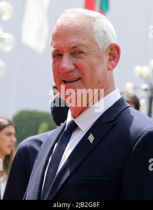 New Delhi, Inde. 02nd juin 2022. Le ministre israélien de la Défense, Benny Gantz, inspecte la Garde d'honneur tri-Service lors de sa cérémonie de bienvenue, sur la pelouse de Vigyan Bhawan à New Delhi. Crédit : SOPA Images Limited/Alamy Live News Banque D'Images