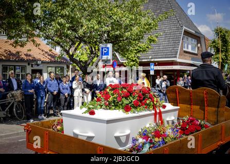 2022-06-02 14:15:03 BLARICUM - famille, amis et le personnel de Moeke Spijkstra tiendra une minute de silence au café préféré de Willibraord Frequin après les funérailles dans la Basilique Saint-Jean en Laren. Frequin meurt à l'âge de 80 ans des effets de Parkinson. ANP ROBIN VAN LONKHUIJSEN pays-bas sortie - belgique sortie Banque D'Images