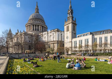 Personnes profitant du soleil de printemps dans les jardins du Festival à la cathédrale St Paul, Londres EC4 Banque D'Images