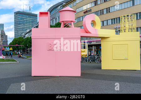 Tout ce que nous avons écrit, 50 ans de culture du graffiti, visite guidée sur le Kudamm, artistes créant leurs projets, berlin, allemagne Banque D'Images