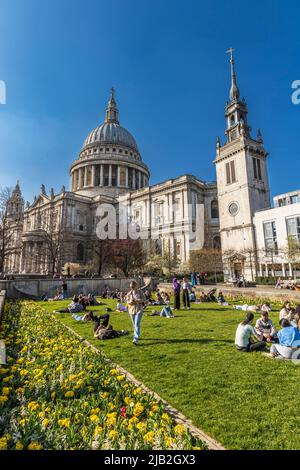 Personnes profitant du soleil de printemps dans les jardins du Festival à la cathédrale St Paul, Londres EC4 Banque D'Images