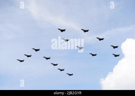 Les jets du typhon de la RAF survolent le numéro 70 au-dessus de Buckingham Palace à Londres pendant le défilé du Jubilé de platine le premier jour des célébrations du Jubilé de platine. Date de la photo: Jeudi 2 juin 2022. Banque D'Images